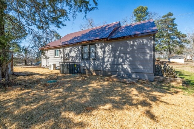 Building Photo - Freshly Updated & Full of Style – Don't Miss This Adamsville Gem!