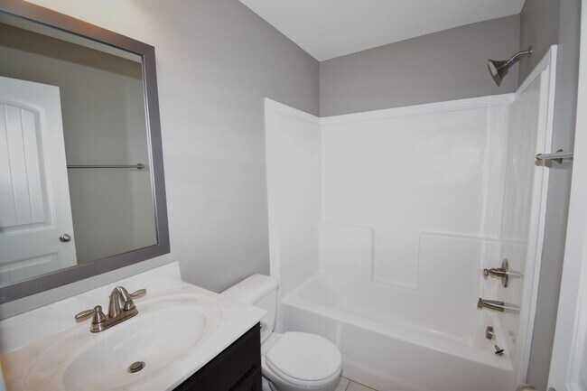 Building Photo - 3 Bedroom Pet Friendly Home For Rent in Chalet Hills!
