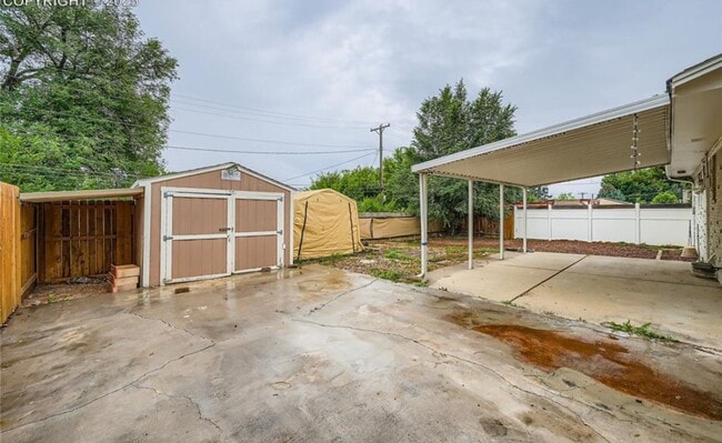 Building Photo - Spacious 5 bedroom, 2 ba, large basement with additional kitchen & private entry