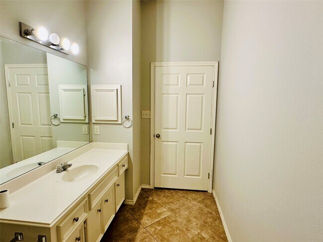 Building Photo - 5643 Walnut Glen Ln