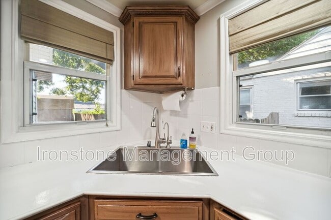 Building Photo - 1414 S Sandusky Ave