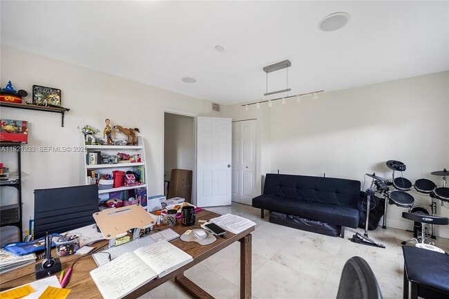 Building Photo - 10670 SW 77th Ave