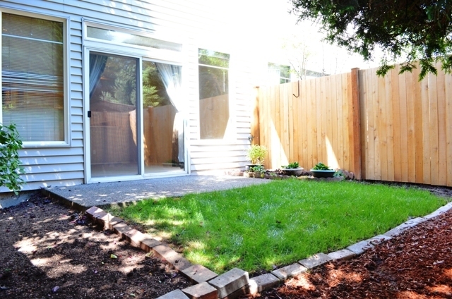 Building Photo - Charming Townhome with Private Yard and Ga...