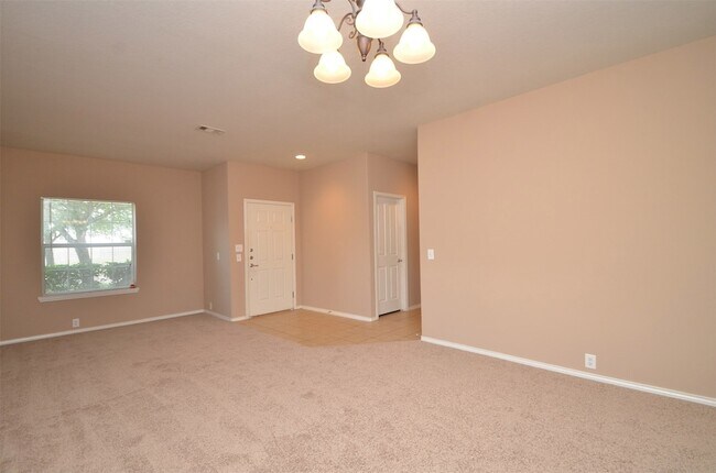 Building Photo - 915 Butterfly Ln