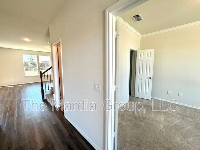 Building Photo - 2006 Hummingbird St