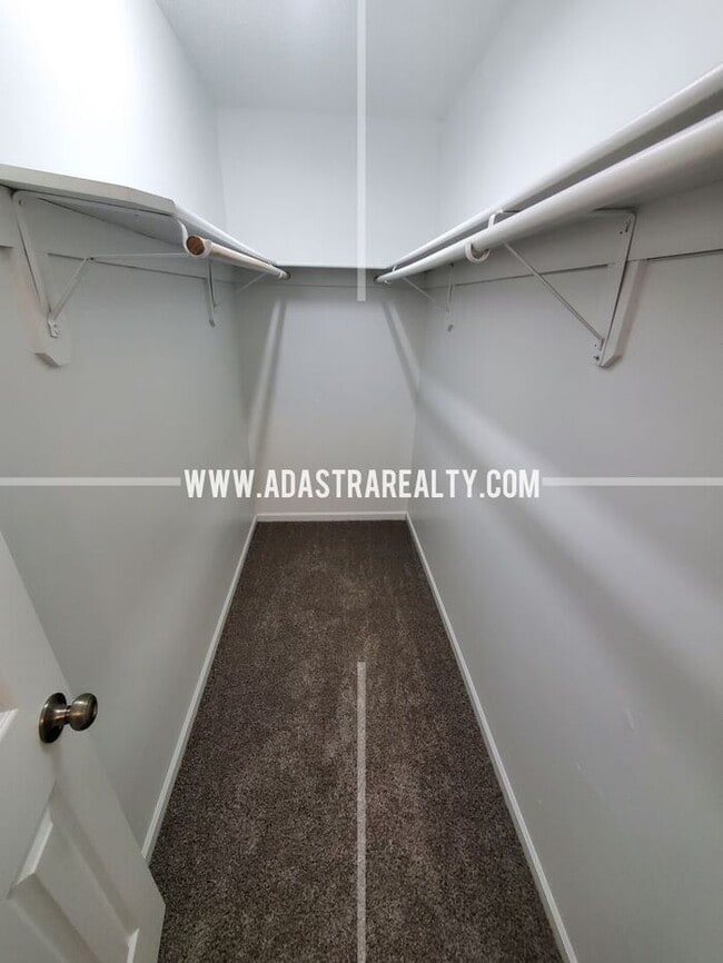 Building Photo - Spacious Duplex in the Heart of Olathe-Ava...