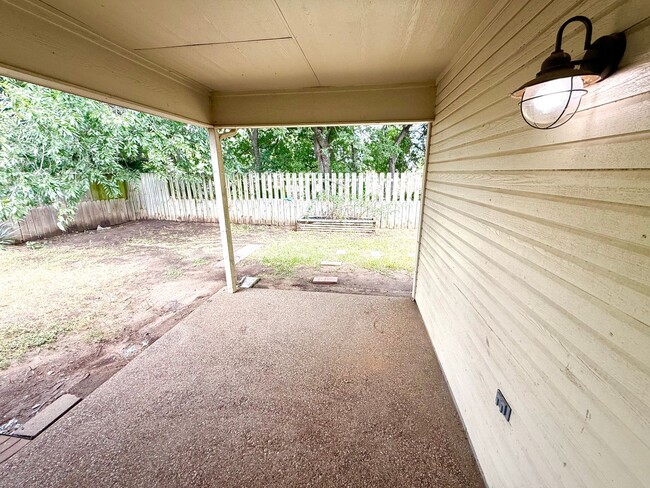 Building Photo - Available Now! Charming Single-Story Home in Waco with Modern Finishes & Spacious Yard
