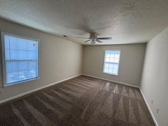 Building Photo - READY TO MOVE IN! 2 Beds 2 Baths!