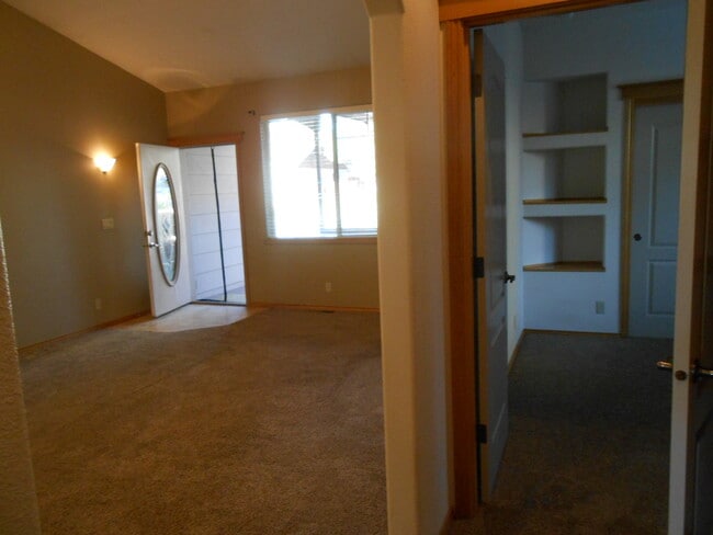 Building Photo - 1021 SW Crosscut Ct