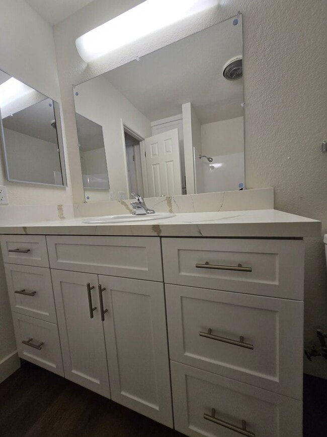 Building Photo - Beautiful 1 bedroom 1 bath Apartment