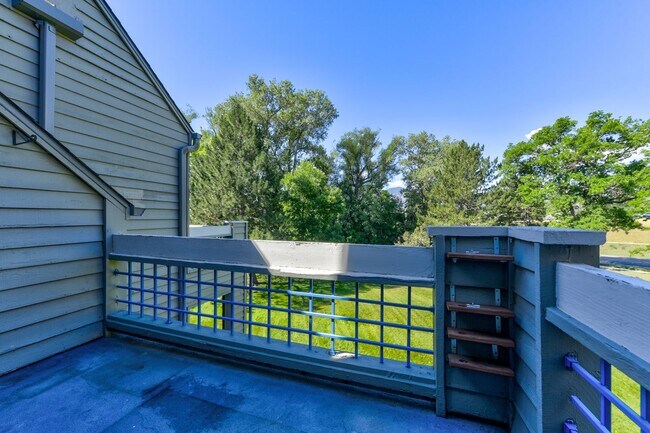 Building Photo - 2 Bedroom Condo in Great Location with Poo...