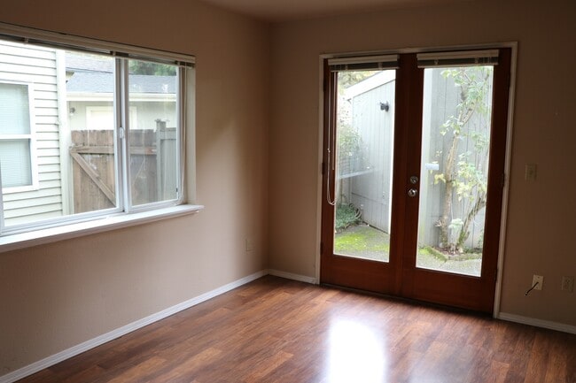 Building Photo - 3 Bed 2.5 Bath House In Leschi