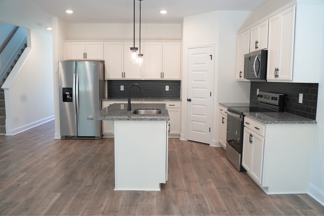 Building Photo - MOVE IN READY -3 Bed, 2.5 Bath 1 car garag...