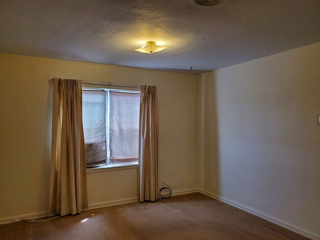Building Photo - Private loft apartment over barber shop ne...