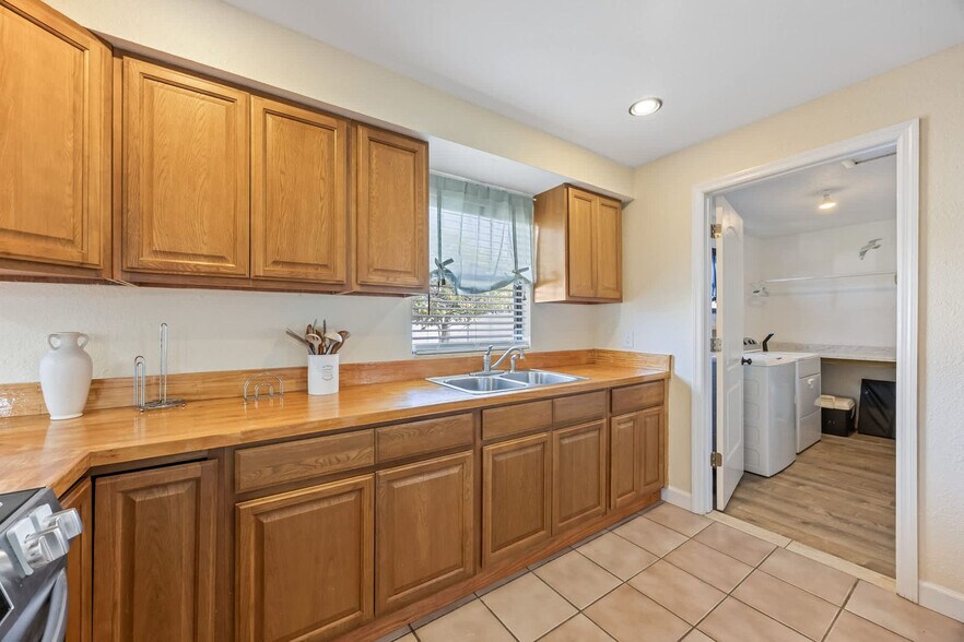 Building Photo - 1160 Altman Dr