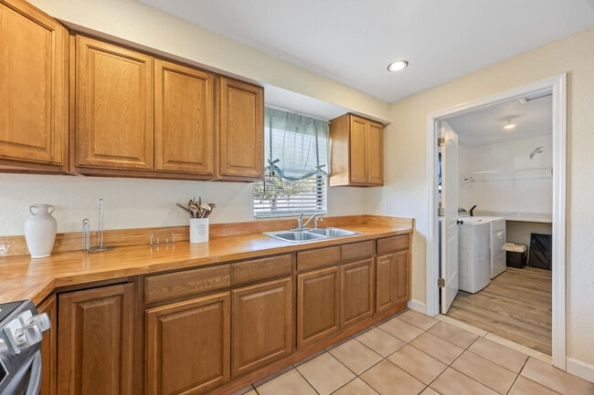 Building Photo - 1160 Altman Dr