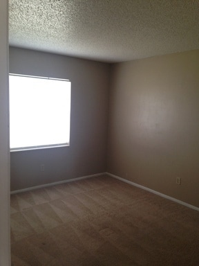 Building Photo - 2 bedroom 1 bath triplex located in the Semoran club subdivision.