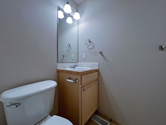 Building Photo - 3 Bedroom  2 Bath Home in Desirable Maple Valley