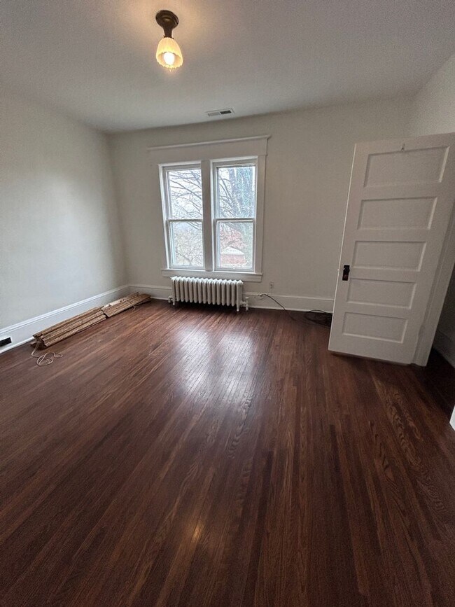 Building Photo - Renovated Victorian with historic touches & huge yard!