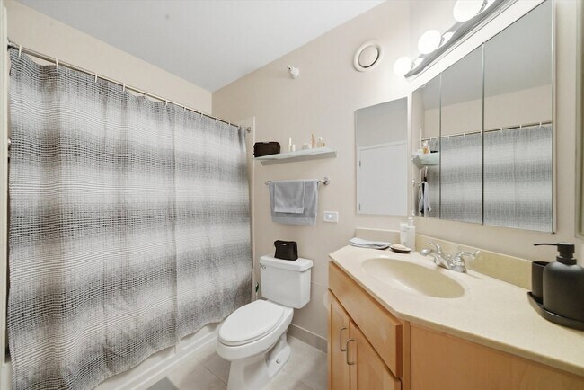 Building Photo - 222 N Columbus Dr