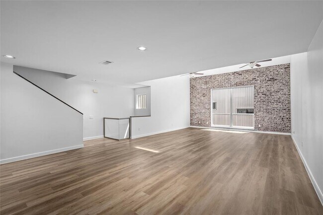 Building Photo - 811 Robin St