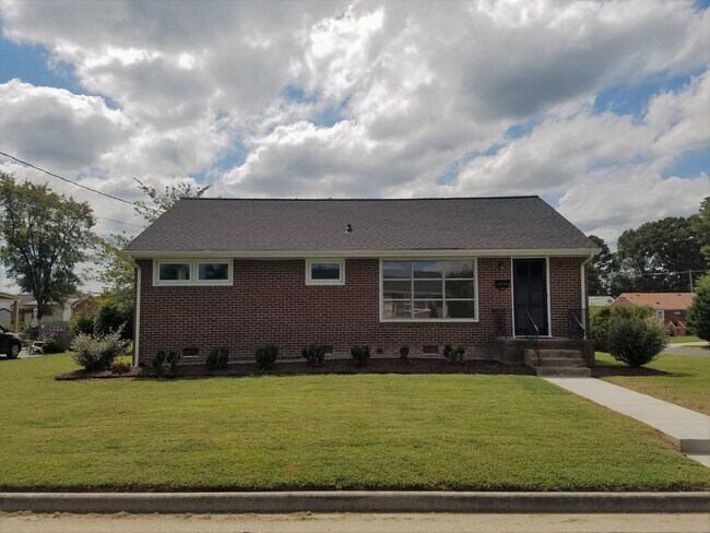 Building Photo - Brick ranch in Colonial Heights for rent.