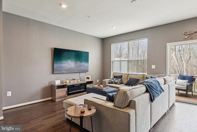 Building Photo - 1306 Hawk Hollow Dr