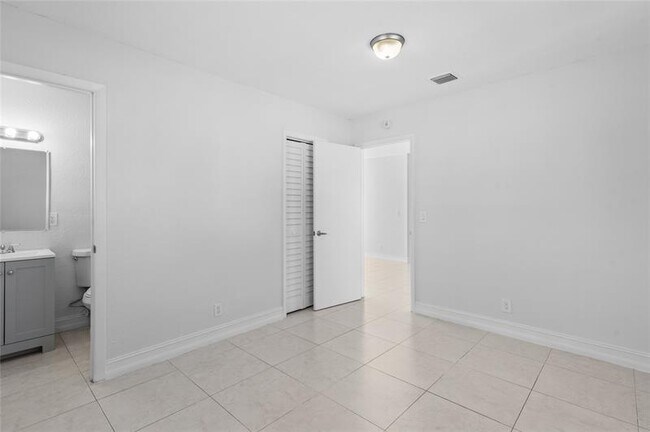 Building Photo - 1030 SW 6th Way