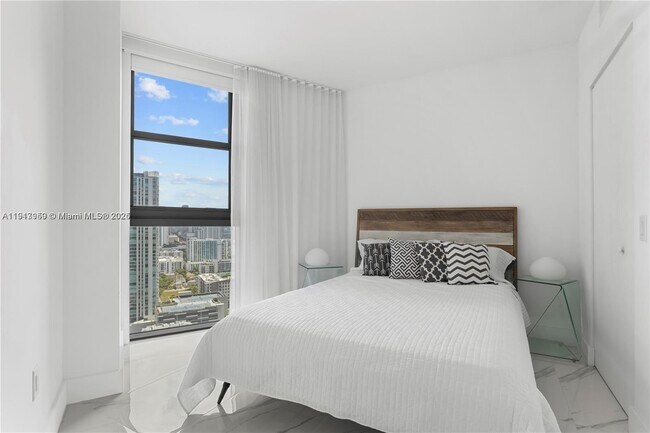 Building Photo - 501 NE 31st St