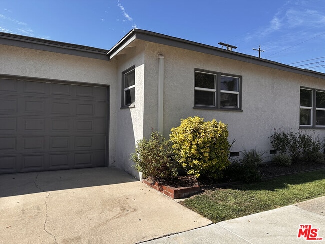Building Photo - 1160 N Fries Ave