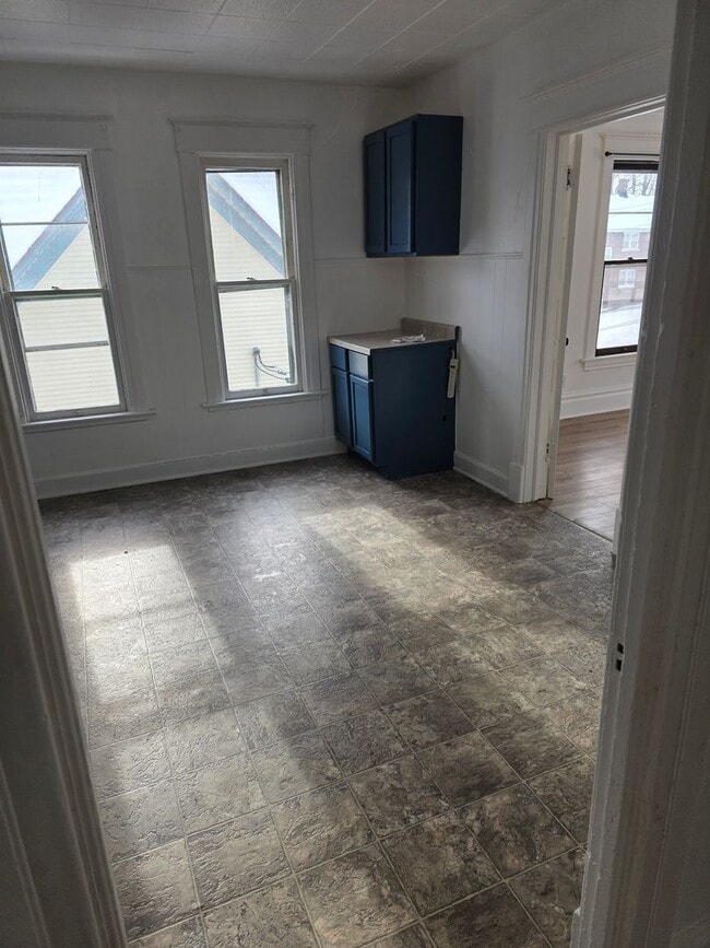 Building Photo - 402 S Gardiner Ave