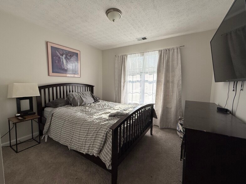 Building Photo - 380 Birchmere Close SW