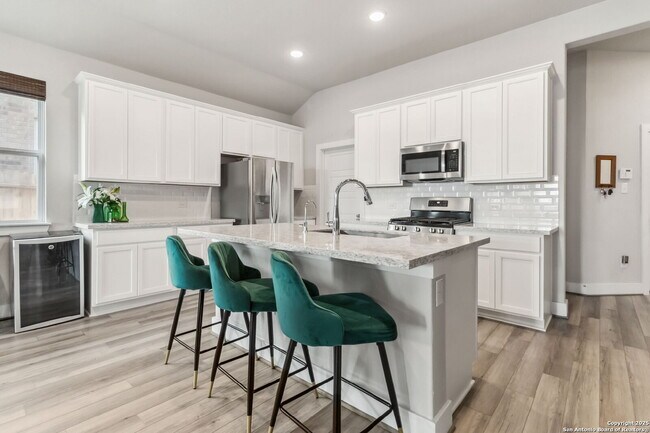 Building Photo - "Charming 3-Bedroom Home with 2 Full Baths and 1902 Sq Ft of Comfort in San Antonio!"