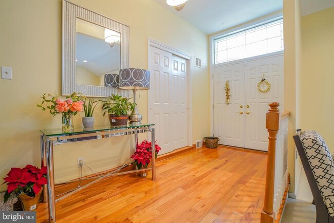 Building Photo - 245 Barclay Cir