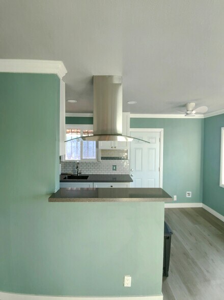 Building Photo - 720 W 47th St