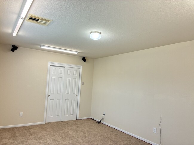 Building Photo - 2588 Hallmark Oak St