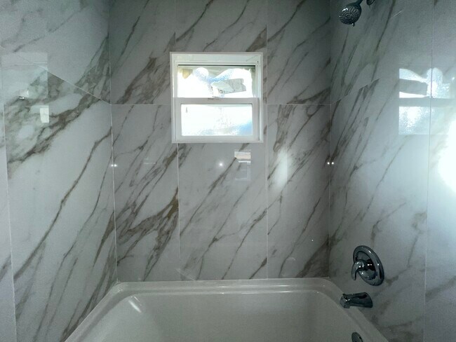 Building Photo - Allen St