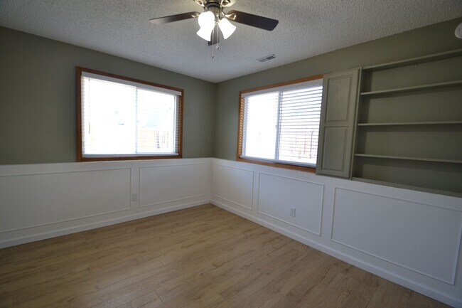 Building Photo - 4 Bedroom Home Available Near COS Airport!