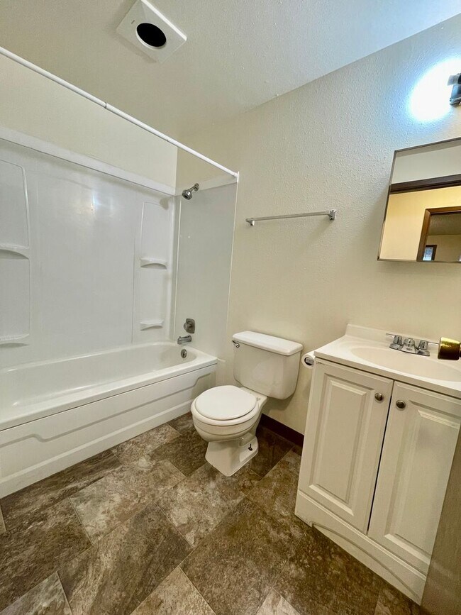 Building Photo - Convenient Location and Comfortable Living