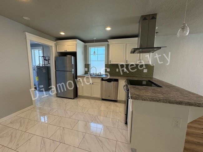 Building Photo - Charming 2 Bedroom/2 Bathroom House Coming Soon!