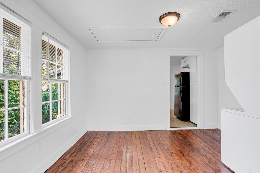 Building Photo - 906 E 39th St