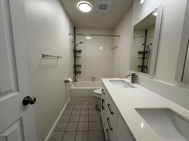 Building Photo - 2009 Dena Dr