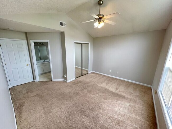 Building Photo - Large 3 bedroom home near downtown Raleigh!