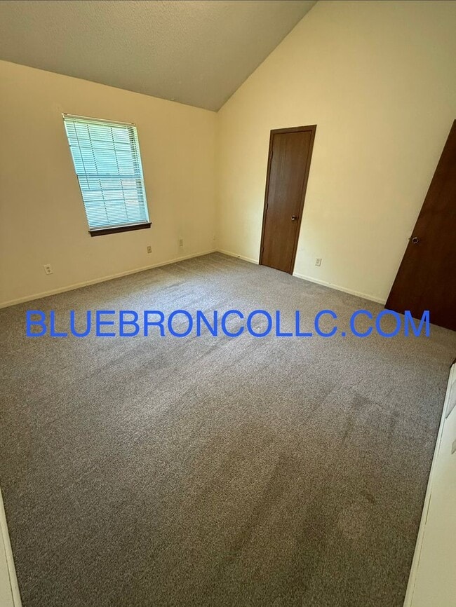 Building Photo - Spacious 2 Bedroom unit for a great price!