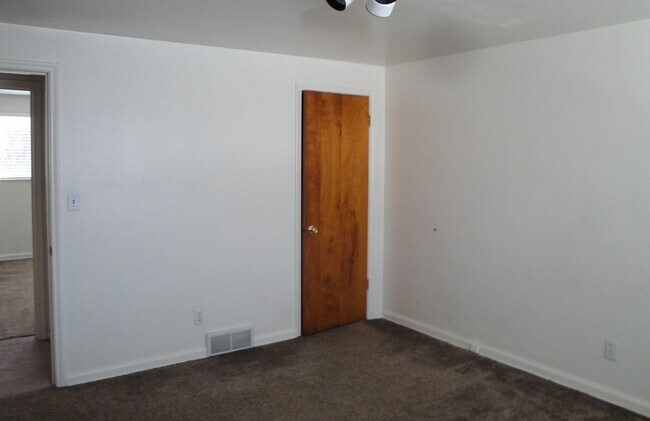 Building Photo - 3 Bedroom Home Near Sugarhouse!