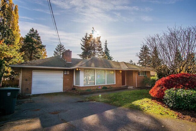 Building Photo - Beautiful and bright 3 bed / 2 bath rambler for rent!