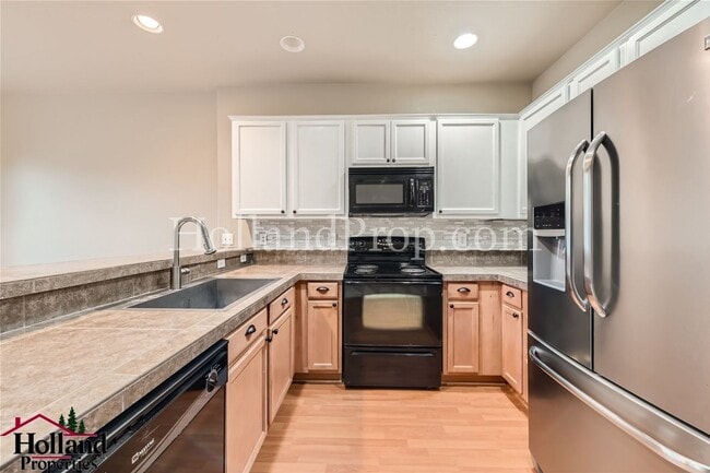 Building Photo - Spacious Townhome with A/C, Gas Fireplace & Water/Sewer Included!