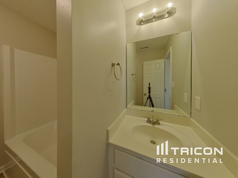 Building Photo - 10520 Katie Creek Ct
