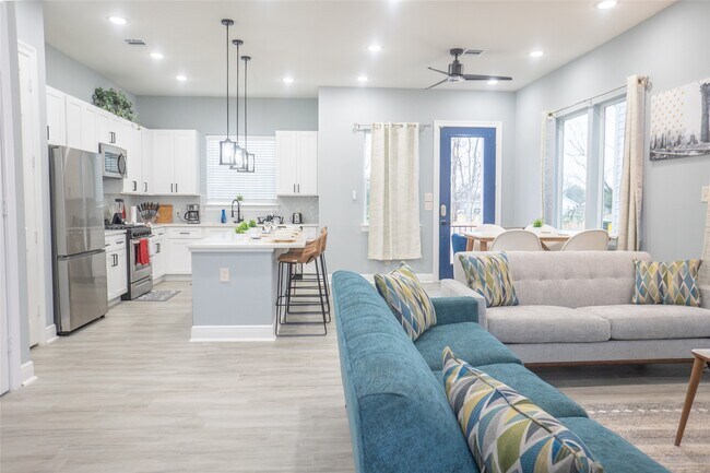 Building Photo - 2214 Des Chaumes St