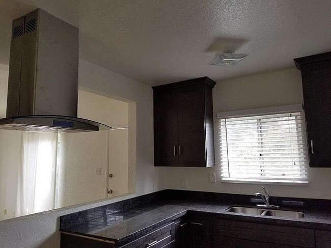 Building Photo - Lawndale Duplex 2 Bedroom 1 bath house
